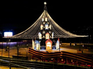 Главное украшение Нового года: 12-метровая ель засияла на площади Победы в Раменском