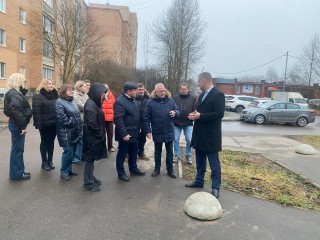 Проблему проезда машин по пешеходной зоне в Селятине решили установкой полусфер