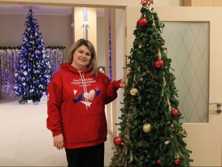 Волонтеры сделали елку из маскировочной сети и украсили ее шариками с пожеланиями бойцам