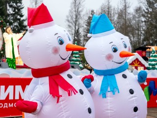 Ледовый каток открыт в Обухове — приходите всей семьей!