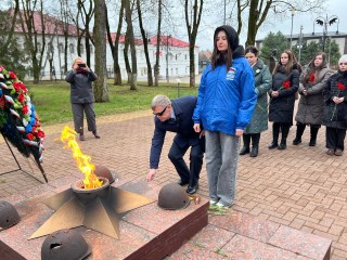 В Рузе в честь Дня Неизвестного солдата возложили цветы к памятнику