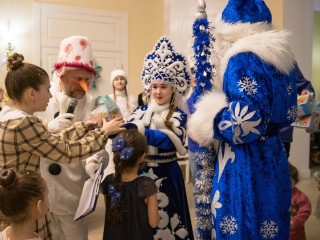 Новогодний праздник со снегом и подарками прошел в Московском областном хосписе