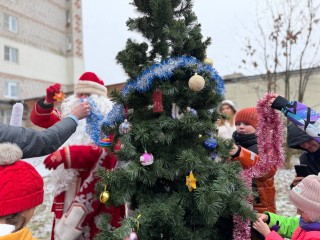 Обмен теплом: в Тучкове жители наряжают елку всем двором