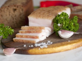 Покупатели набросились на сало: откуда везут качественный продукт