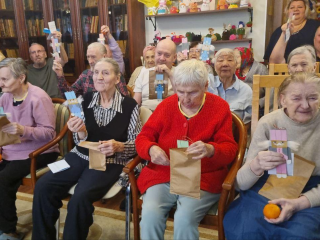 Необычный концерт для жителей дома-интерната: как музыка и игры делают дни пожилых ярче