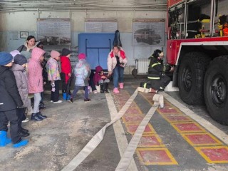 Спасатели в гостях у второклассников: в Королеве показали, как выглядит настоящая пожарная техника