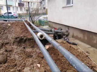 В Восходе убрали старую теплосеть: как новые трубы в подвале изменят жизнь дома № 4