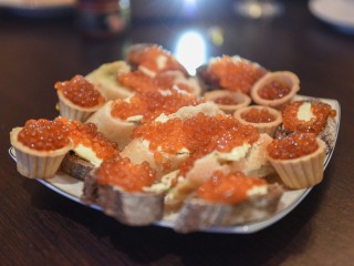 Икра с белым хлебом убьет вашу поджелудочную: как пережить Новый год без госпитализации