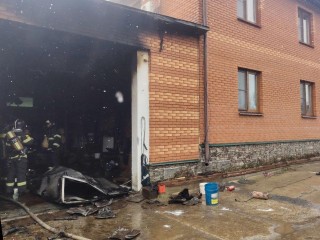 Пожарные предотвратили распространение огня на жилой дом под Одинцовым