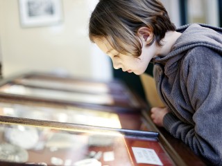 В Солнечногорске открыли выставку «Нити поколений» с семейными реликвиями