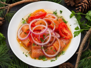 Рыба, помидоры и лук без майонеза — за что салат «Амурский» любят в каждой семье