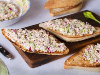 Новогодний бутерброд, который съедят первым. Нужно 10 минут и пару ингредиентов