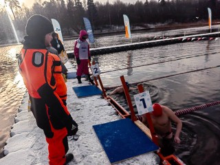 Испытание ледяной водой прошли подмосковные спортсмены в Гребневе