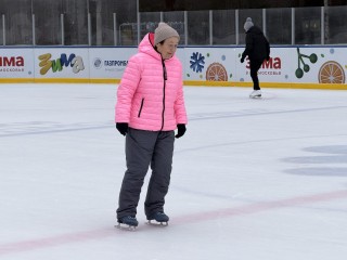 Пенсионеры Одинцова осваивают коньки благодаря программе «Активное долголетие»