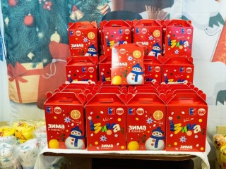 Подарки, елка и добрые вести: как поздравили детей из Добрологии и Семейного Центра