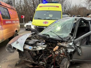 Из смятого металла — к врачам: как спасатели доставали из автомобиля мужчину, пострадавшего в ДТП на Леоновском шоссе