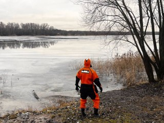 Рыбак на тонком льду в Медвежьих Озерах отказался от помощи спасателей