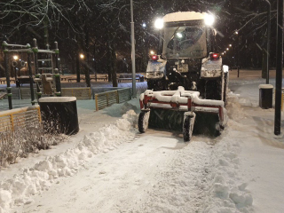 Снег на дорогах Долгопрудного убирают семь единиц техники и десятки рабочих