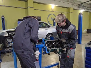 Будущие автомеханики практикуются в мастерских Коломенского аграрного колледжа