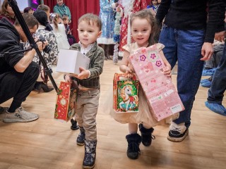 Бронничане исполнили новогодние желания детей из семей, попавших в переплет
