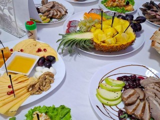 Вкусно и празднично: новогодний стол на пятерых на ₽3 тыс. предлагает накрыть хозяйка из Истры