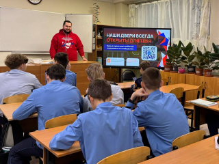 Первый «Добрый урок» в лицее №14: волонтеры рассказали учащимся, зачем помогать другим