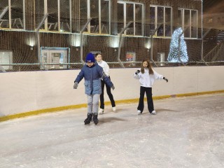 Более 9 тыс. гостей с начала зимы: как каток «КосмоЛед» работает даже при +10 градусах