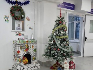 Жители могут поддержать врачей, которые представили на конкурс свою новогоднюю елку