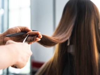 Лунный календарь стрижек с 10 по 17 декабря 2025 года: когда можно и нельзя