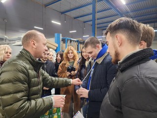 Молодым лидерам в Подмосковье показали, где делали ленты и бейджи для прямой линии с президентом