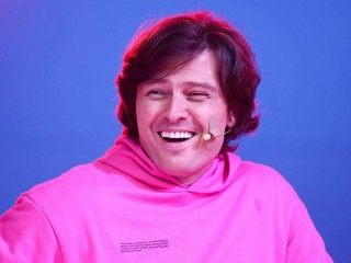 Певец Прохор Шаляпин перевез мать из Мытищ: где теперь они живут