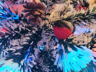 Праздник без огонька: как выбрать безопасную гирлянду и негорючую елку