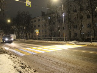 Пешеходник у Авиатехколледжа получил проекционную подсветку