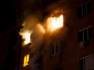 Соседи ополчились на мукбанг-блогера из-за сгоревшего коридора в многоэтажке