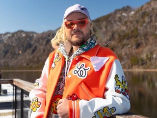 «Сладкий пупсик» на льду: директор Киркорова подрался с блогером на открытии катка