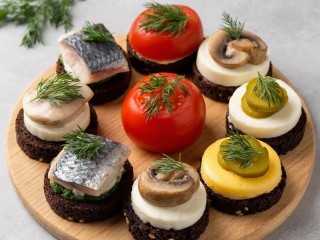 Новогоднее канапе с селедкой и грибами: готовим за 15 минут вместе с гостями