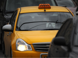 Таксист в Красногорске отказался везти маму с младенцем и автолюлькой в мороз