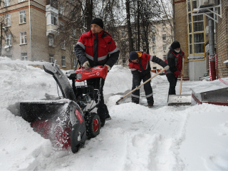 «Погода ужасная», а Фрязино — чистое: фрязинцы благодарят дворников вирусным видеороликом