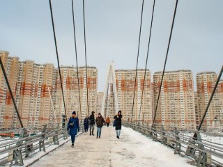 В Красногорске запретили езду на самокатах и велосипедах по пешеходному мосту