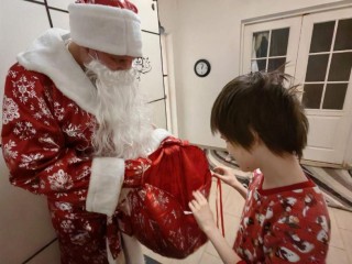 «Глаза ребенка загораются особой радостью»: как подмосковные волонтеры дарят праздник детям с ОВЗ