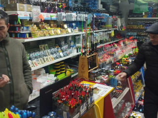 Не только за червячком: каширские спасатели «забрасывают удочки» профилактики в рыболовных магазинах