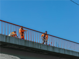 К барьеру: где в Подмосковье ограждением разделили потоки на трассах и на каких улицах улучшена защита пешеходов