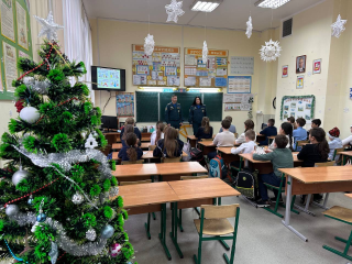 Как избежать беды в праздники: сотрудники МЧС провели в школе урок по безопасности