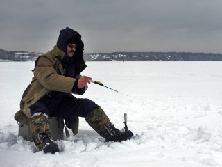 Лед тонкий, но решимость стальная: рыбаки рискуя жизнью ловят рыбу на едва замерзшем пруду в Серпухове