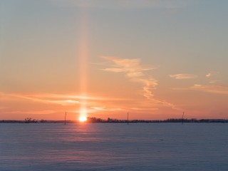 Светопреставление над Подмосковьем: в небе появились разноцветные лучи, что это значит