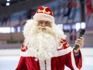 Будущие звезды конькобежного спорта сразились с Дедом Морозом