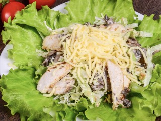 Гости попросят добавки: как приготовить новогодний салат «Мадам Коко» из пяти ингредиентов