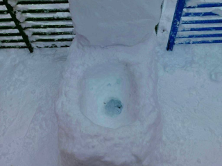 Снежный унитаз во дворе Наро-Фоминска взорвал соцсети