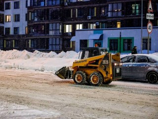 Уборка в усиленном режиме: борьба со снегом и гололедом идет с раннего утра