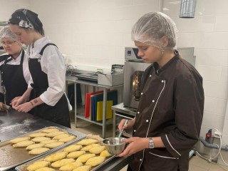 Пирожки для фронта пекут в аграрном колледже Коломны